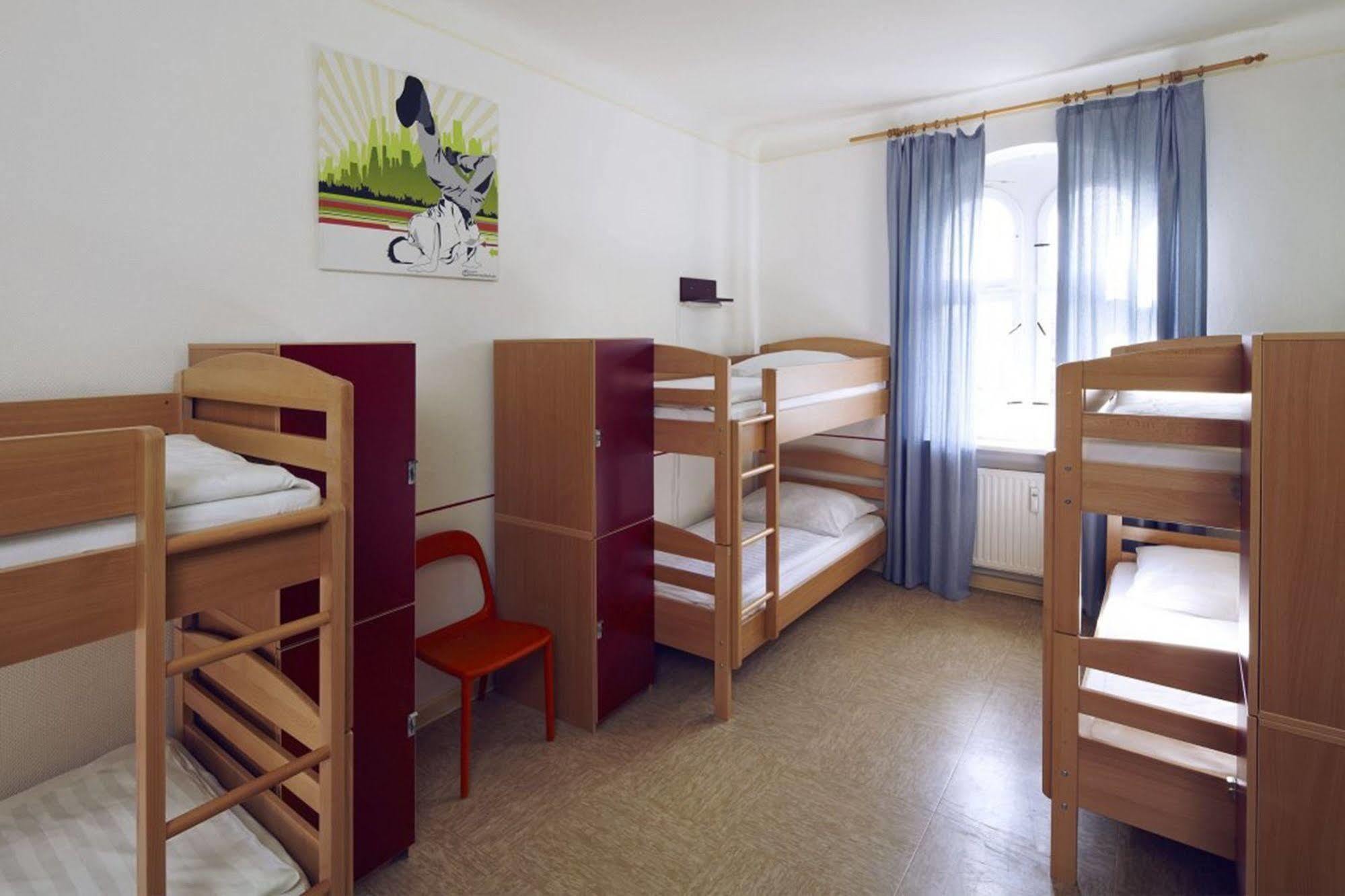 Three Little Pigs - Your Castle Hostel *