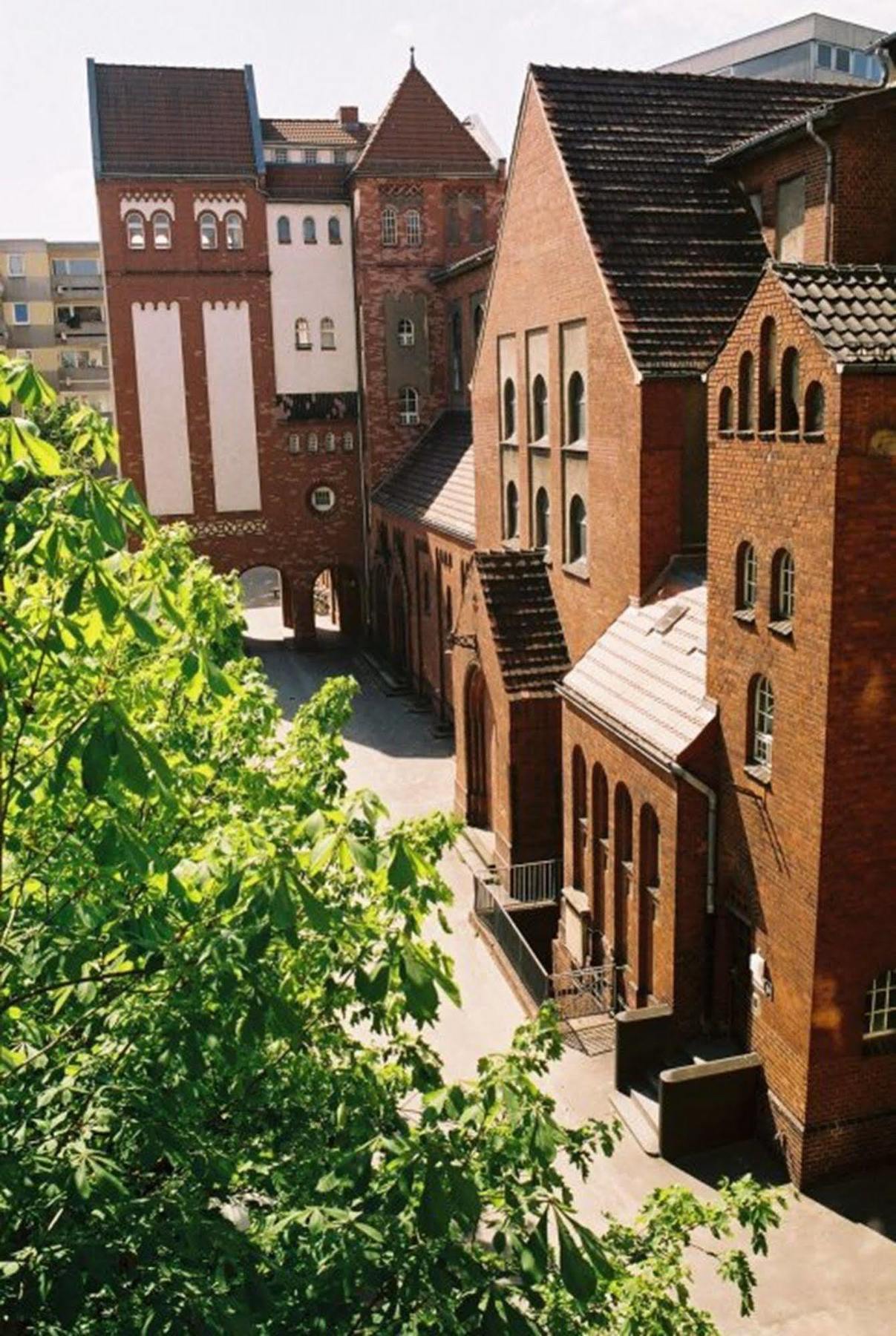 Three Little Pigs - Your Castle Hostel *